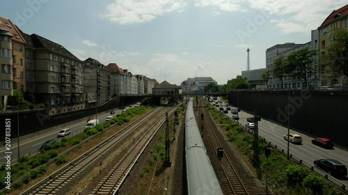 Stadtautobahn A100 mit stockendem Verkehr / S - Bahn Durchfahrt