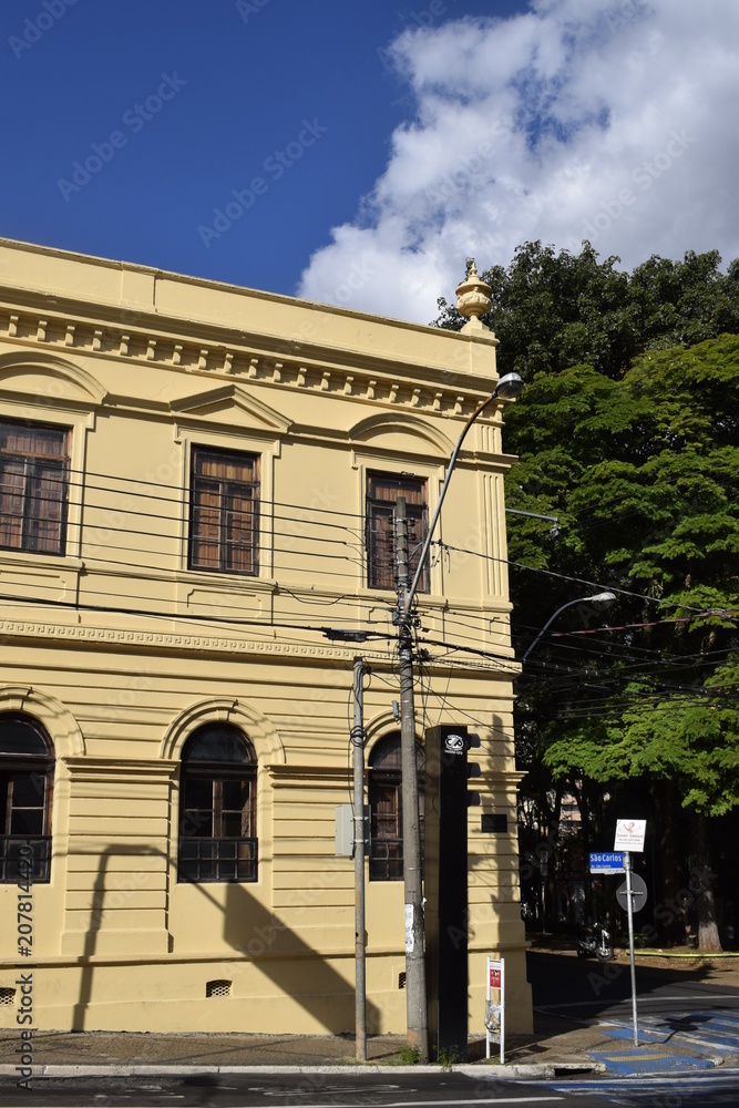 Fachada amarela de edifício ecletico do século XIX