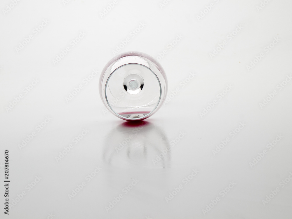 vista frontal de una copa de vino tumbada sobre una mesa