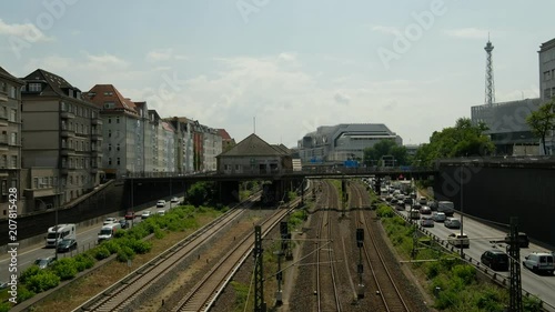 Stadtautobahn A100 mit stockendem Verkehr / S - Bahn Durchfahrt