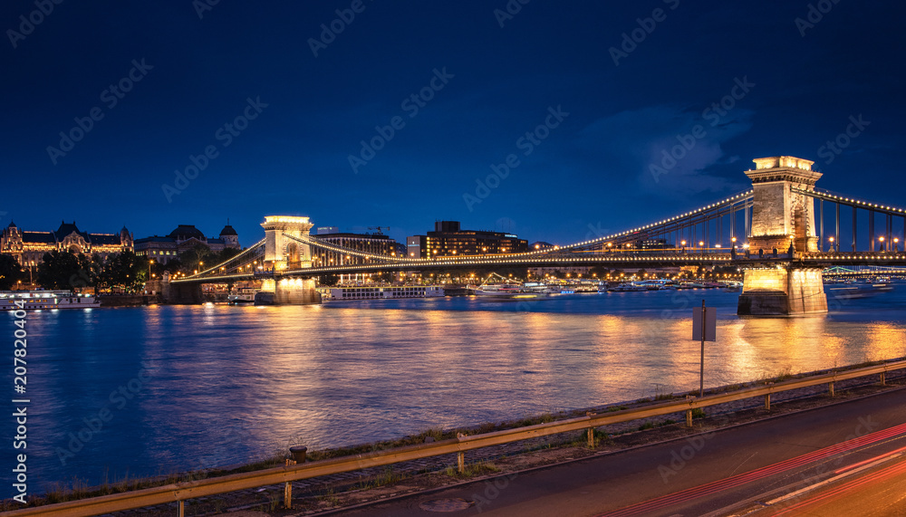 Fototapeta premium Famous Chain Bridge in sunset