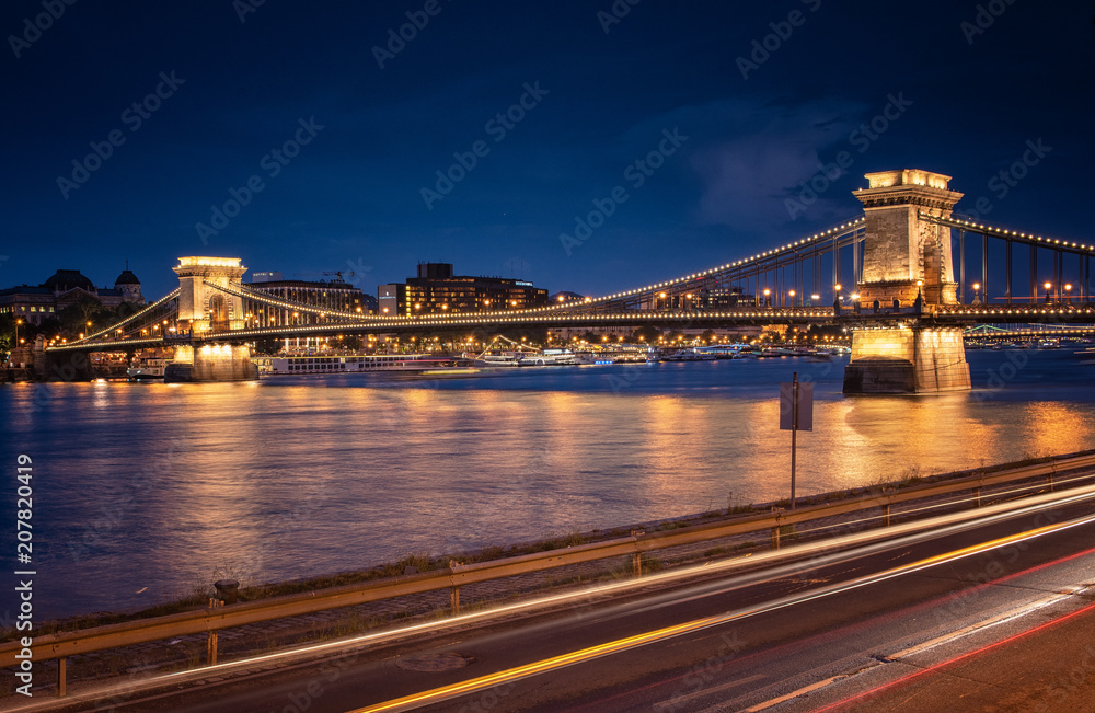 Fototapeta premium Famous Chain Bridge in sunset