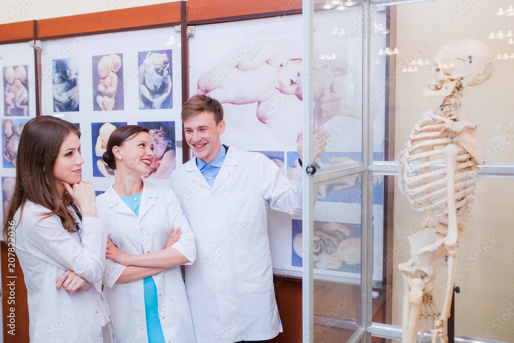 Obraz premium medicine and healthcare concept - team or group of female doctors and nurses in the anatomical museum