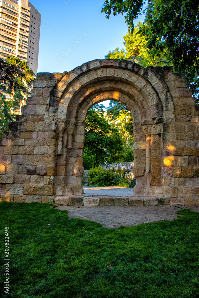 Arco iglesia de san isidro en el parque del retiro