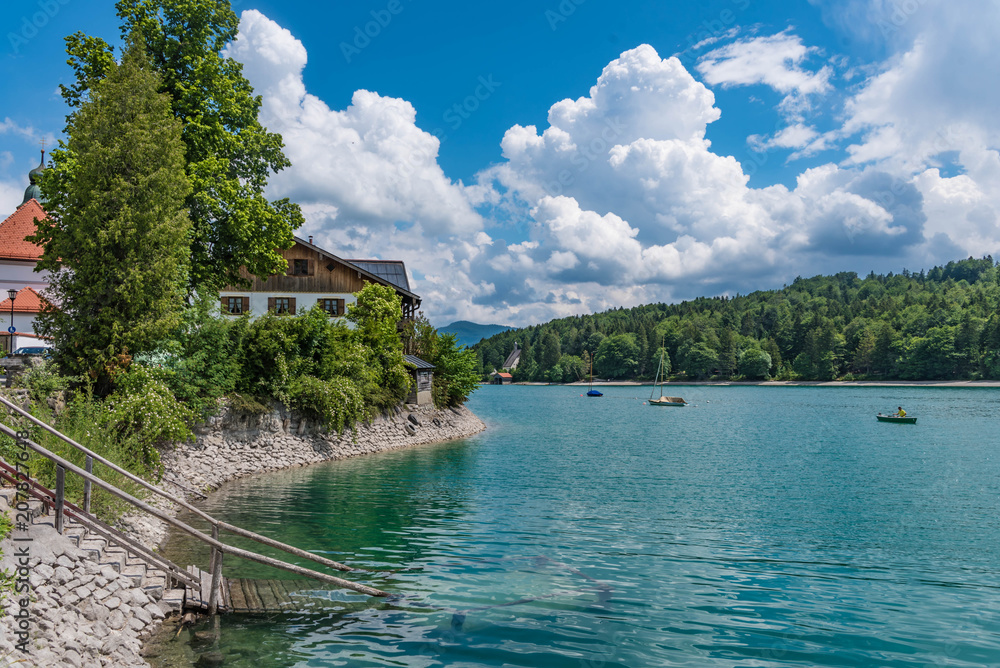 Naklejka premium Walchensee Ufer mit Booten am Wasser