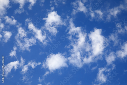Blauer Himmel mit wei  en Wolken