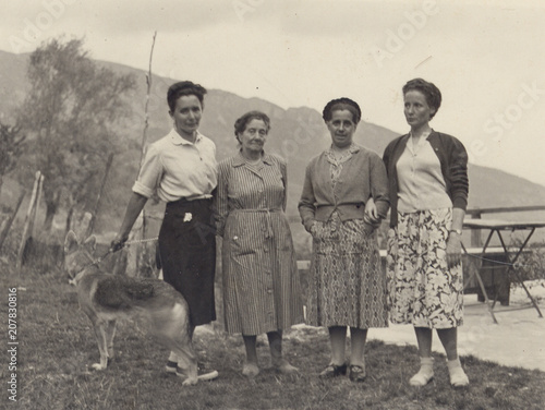 Foto FOTO ANTICA CON GRUPPO DI DONNE IN POSA CON UN CANE