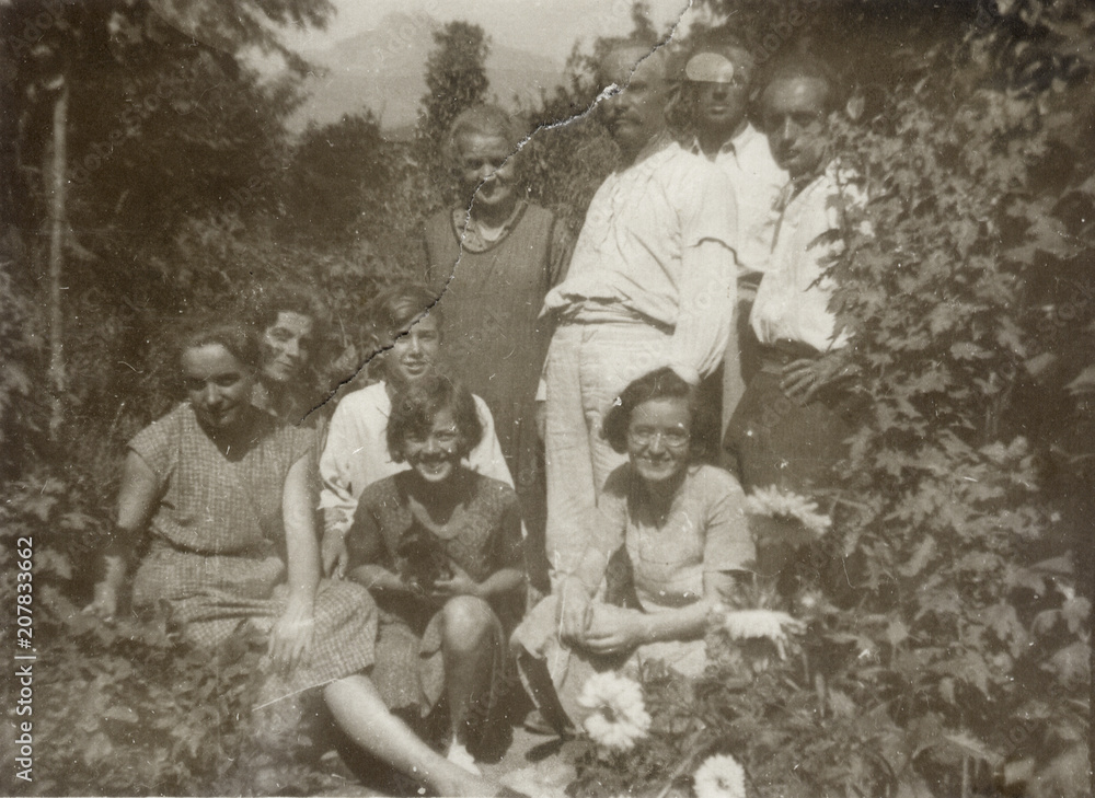 Fototapeta premium FOTO ANTICA CON GRUPPO DI GENTE ALL'APERTO 