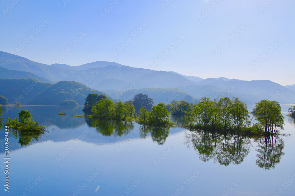 初夏の秋元湖（福島県・裏磐梯）