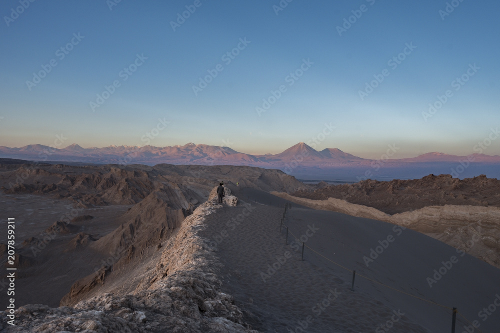 Paisagem do vale da lua em São Pedro do Atacama, com vista para vulcões ao fundo. Paisagem do vale da lua em São Pedro do Atacama, com vista para vulcões ao fundo.