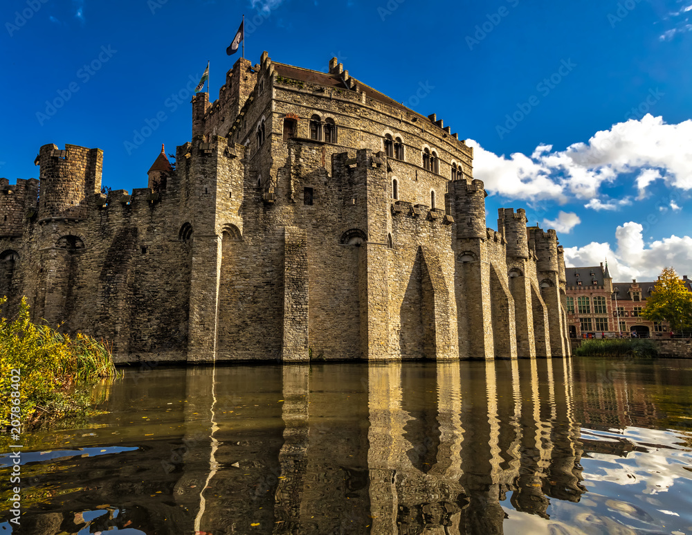 Die Burg Gravensteen in Gent ist die Burg der Grafen von Flandern, Wasserburgen Belgien