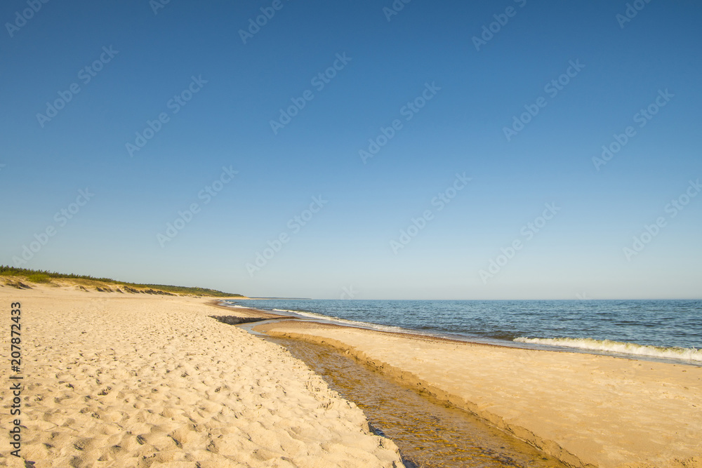 Obraz premium lonesome beach of the Baltic Sea with blue sky