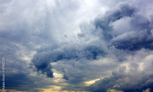 Fototapeta Szary deszczowe niebo z dużymi chmurami.