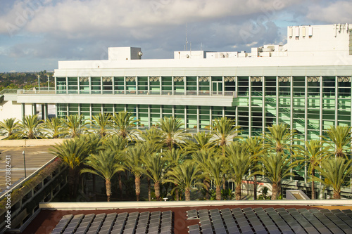 Canvas Print Modern architecture of convention center in California surrounded by palm trees