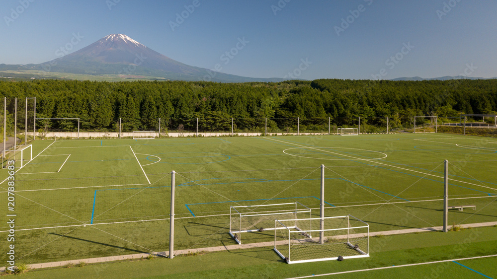 Obraz premium [空撮写真]富士山の見えるサッカー場