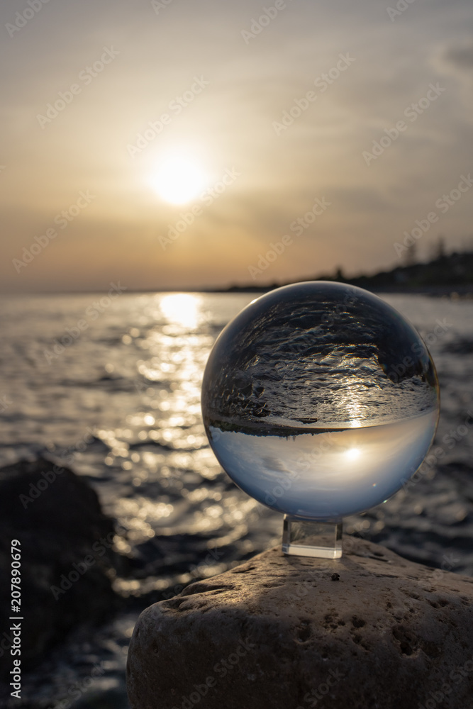 Arte attraverso la sfera di cristallo Arte attraverso la sfera di cristallo