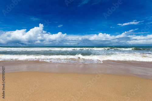 Fototapeta Widok na morze z tropikalnej plaży ze słonecznym niebem. Letnia rajska plaża