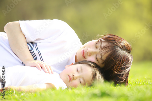 芝生で眠る親子