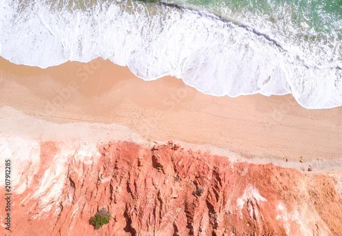 Obraz Widok z lotu ptaka na egzotyczną piaszczystą plażę i ocean z czystą turkusową wodą.