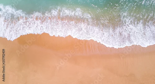 Obraz Widok z lotu ptaka tropikalna piaskowata plaża i ocean. Skopiuj miejsce