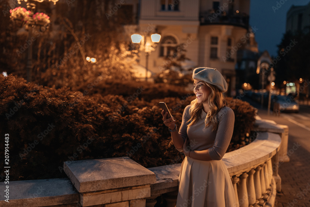 Obraz premium Always in touch with her friends