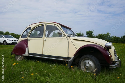 Oldtimer, altes französisches Auto auf einer grünen Wiese, genannt "hässliches Entlein" oder einfach "Ente"