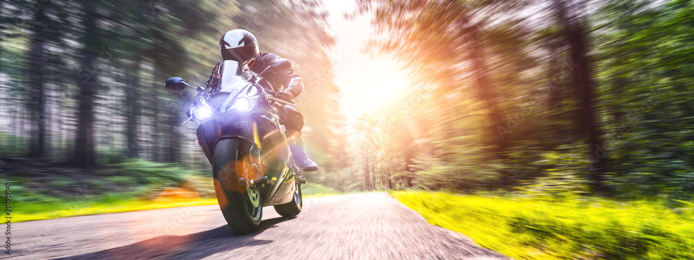 motocykl na drodze. bawiąc się jeżdżąc pustą drogą podczas wycieczki / podróży motocyklem <span>plik: #207919048 | autor: AA+W</span>