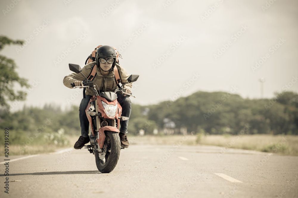 Fototapeta premium Backpackerzy lub podróżnicy podróżują motocyklem.