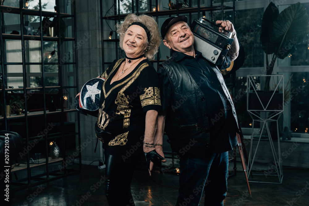 Obraz premium an amazing grandma DJ, older lady with a ghettoblaster, partying in a disco setting