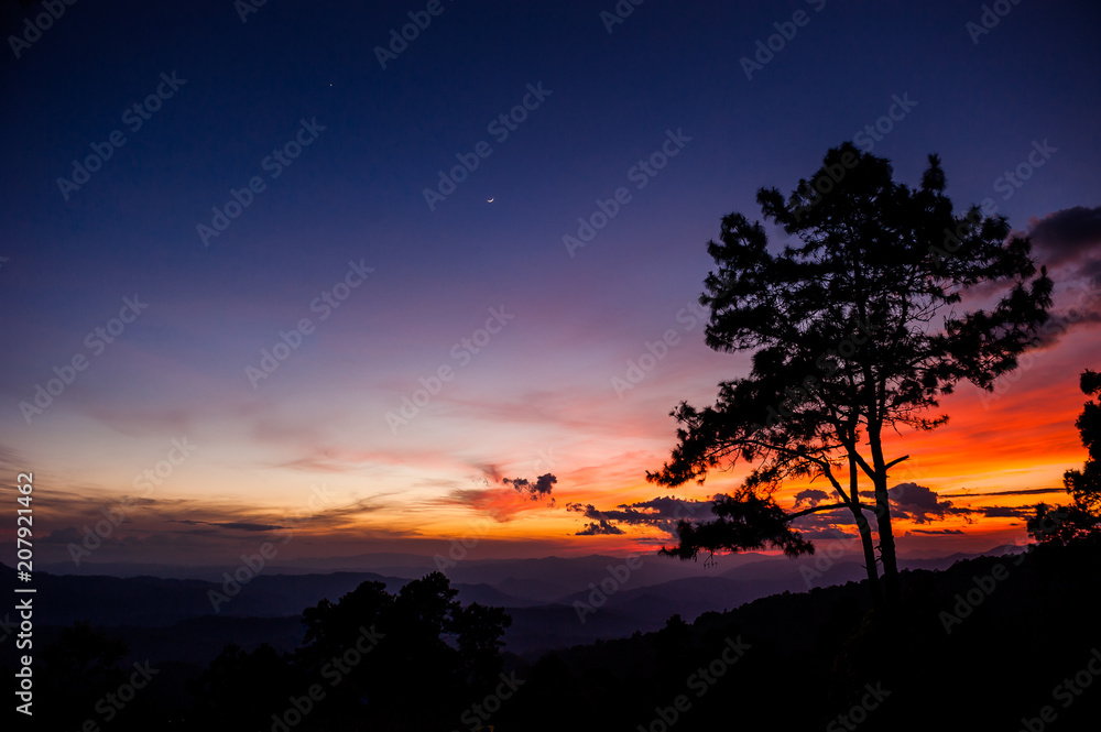 Obraz premium Sunrise sky over Huai Nam Dang National Park in Chiang Mai, North of Thailand