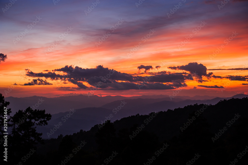 Obraz premium Sunrise sky over Huai Nam Dang National Park in Chiang Mai, North of Thailand