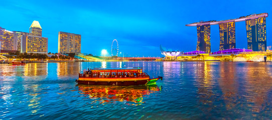 Fotobehang Singapore Singapore baai tijdens blauwe uur  © bennymarty