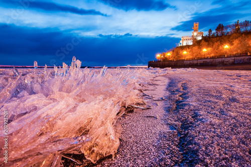 Tableau sur toile Khabarovsk Cliff in winter