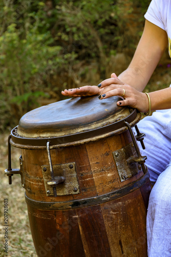 Foto Woman percussionist hands playing a drum called atabaque during brazilian folk m