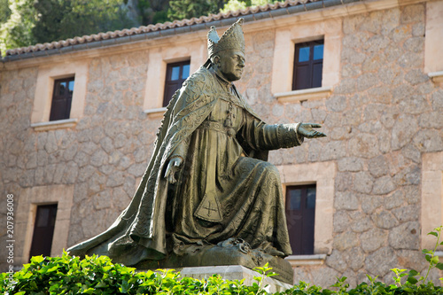 Denkmal Bischof Juan Campins y Barcelós in der Santuari de Lluc auf Mallorca photo