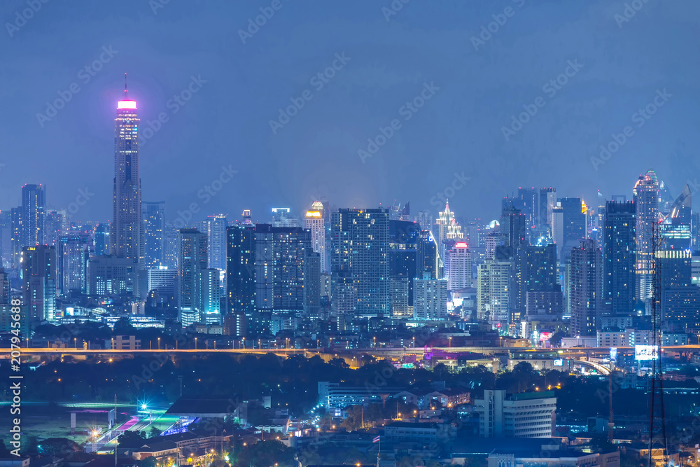 Naklejka premium Widok z lotu ptaka nowoczesnych biurowców w Bangkoku, kondominium w centrum Bangkoku w nocy, Bangkok, Tajlandia