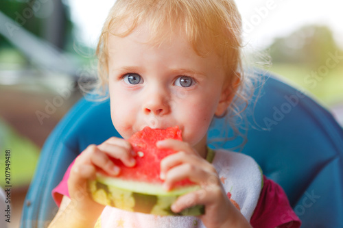 Bild auf Leinwand little girl eating water melon
