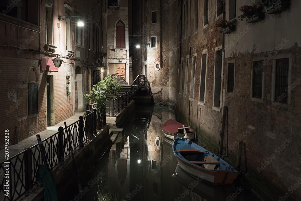 Night in Venice tine streets