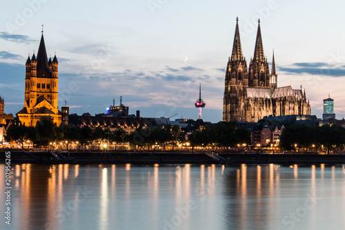 Kölner Dom beleuchtet mit Groß St.Martin