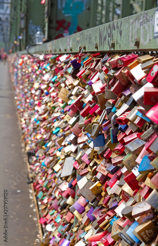 Liebesschlösser an der Hohenzollernbrücke in Köln