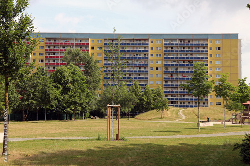 Typische modernisierte Wohnhäuser in Leipzig Bezirk Grünau mit blauen Himmel,Architektur aus der DDR aus den 70er und 80er Jahre des vorigen Jahrhunderts