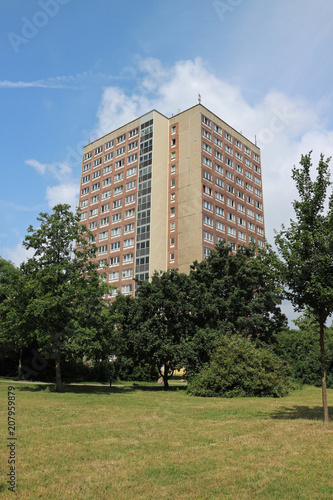 Typische modernisierte Wohnhäuser in Leipzig Bezirk Grünau mit blauen Himmel,Architektur aus der DDR aus den 70er und 80er Jahre des vorigen Jahrhunderts