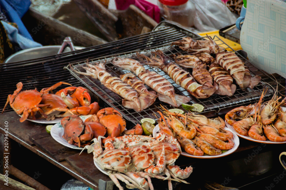 .Seafood grilled on a hot charcoal stove.