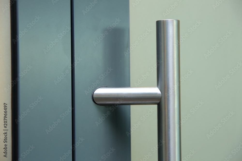 Door joinery made of aluminum frame and with a glass filling with a sticker that makes the rail opaque and gives a white milky color.
Door joinery made of aluminum frame and with a glass filling with a sticker that makes the rail opaque and gives a white milky color.