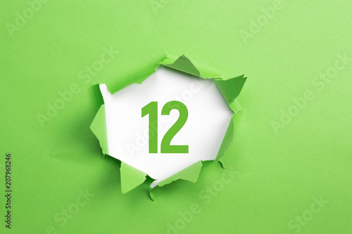 Konstfotografi gruene Nummer 12 auf gruenem Papier