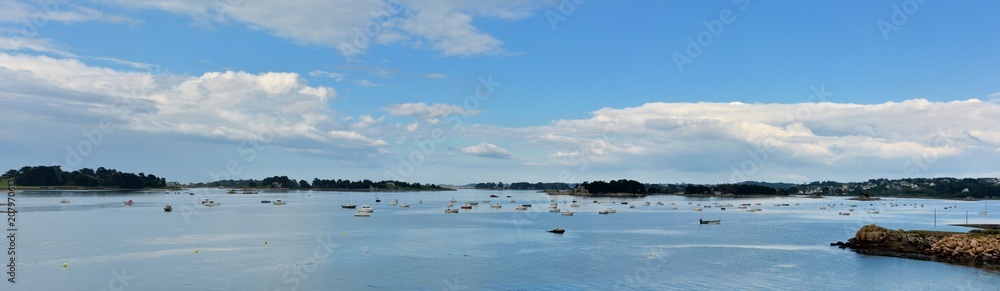 Naklejka premium Marée basse à Port-Blanc à Penvénan en Bretagne