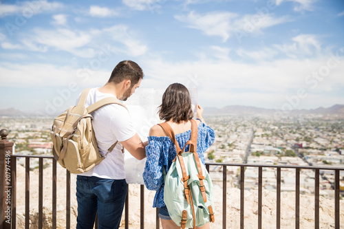 Quadro em tela Couple tourist traveling and using map