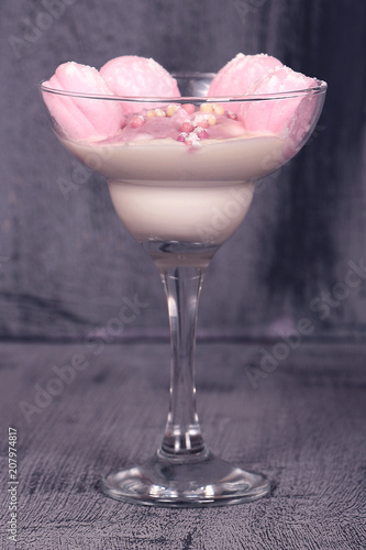 Wallpaper Mural зефир, десерт в стакане на столе, мороженое с йогуртом Torontodigital.ca