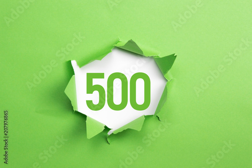 gruene Nummer 500 auf gruenem Papier