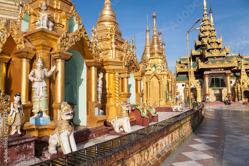 Shwedagon paya, Yangon, Myanmar © imagesef